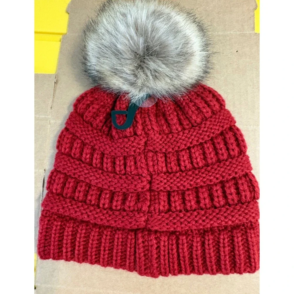 C.C‎ Kids Red Cable Knit Beanie Faux Fur Pom Pom Winter Hat KIDS Size M-L NEW
